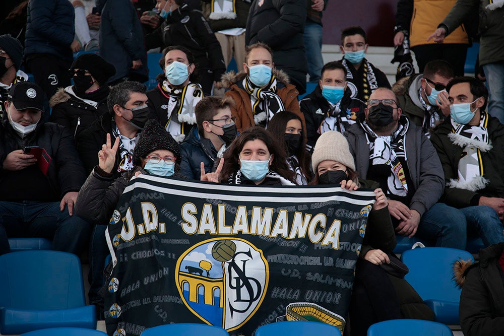 Asientos azules y bufandas y gorros blanquinegros y blanquirrojos como elementos protagonistas de una fría tarde en el Reina Sofía 