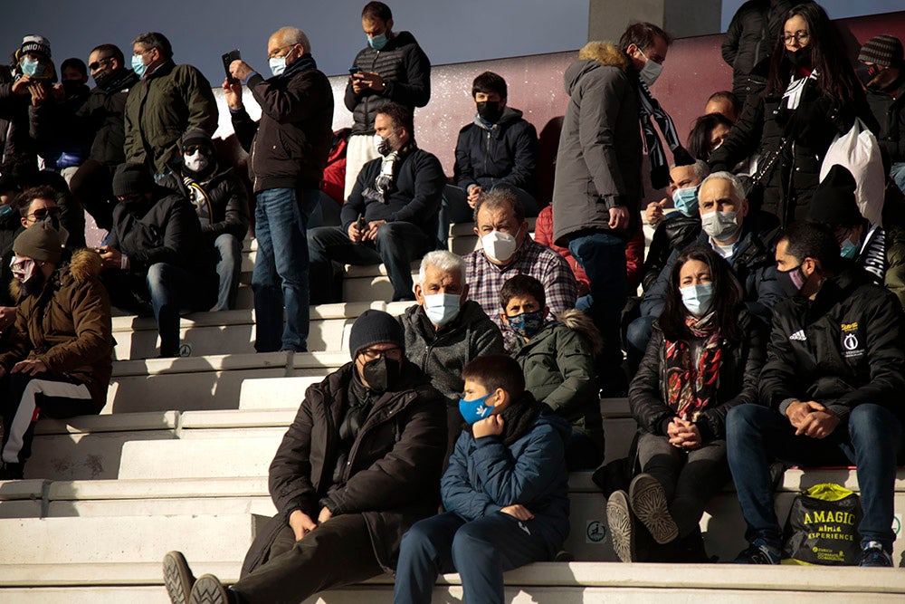 Asientos azules y bufandas y gorros blanquinegros y blanquirrojos como elementos protagonistas de una fría tarde en el Reina Sofía 