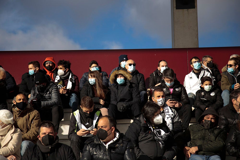 Asientos azules y bufandas y gorros blanquinegros y blanquirrojos como elementos protagonistas de una fría tarde en el Reina Sofía 