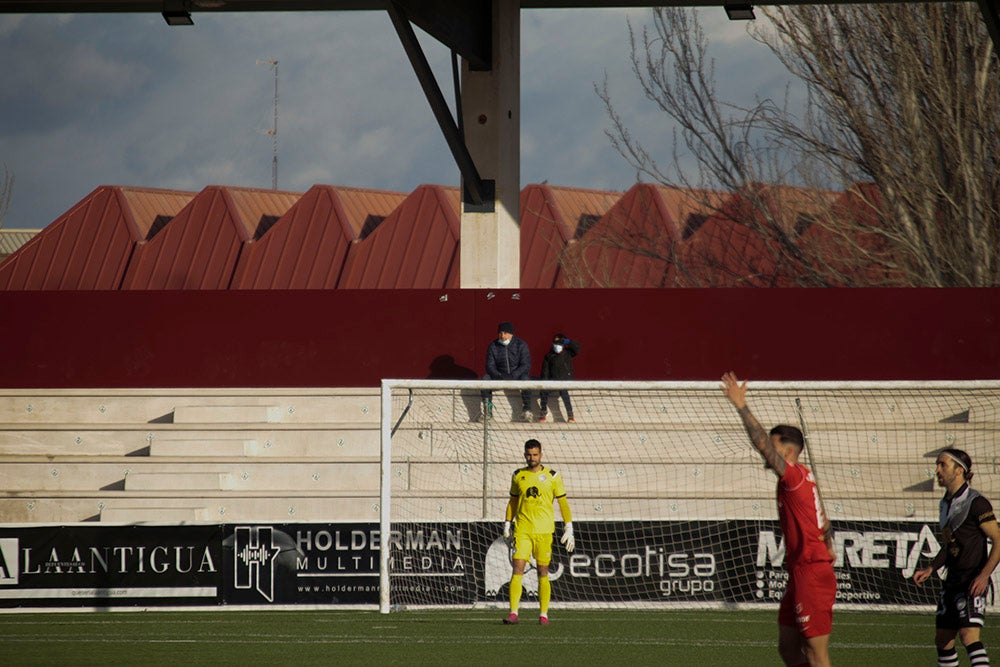 Asientos azules y bufandas y gorros blanquinegros y blanquirrojos como elementos protagonistas de una fría tarde en el Reina Sofía 