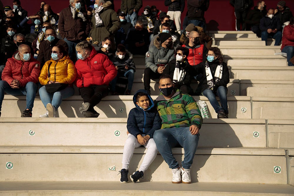 Asientos azules y bufandas y gorros blanquinegros y blanquirrojos como elementos protagonistas de una fría tarde en el Reina Sofía 