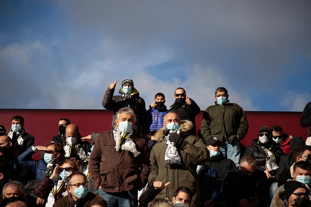 Asientos azules y bufandas y gorros blanquinegros y blanquirrojos como elementos protagonistas de una fría tarde en el Reina Sofía 