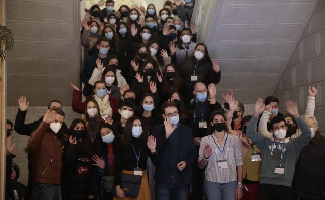 El edil de Jucventud, abajo en el centro, con los participantes en el encuentro.