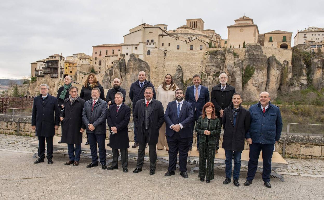 Los alcaldes y alcaldesas de las Ciudades Patrimonio, con García-âge en Cuenca.