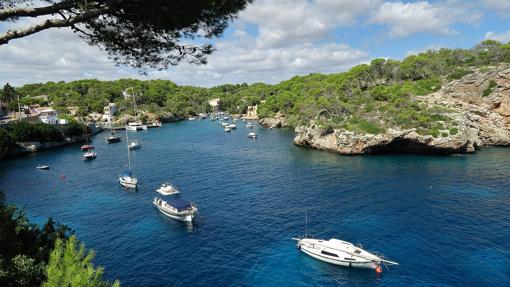 Otro pueblo de pescadores en Mallorca, perteneciente al municipio de Santanyí, que luce una estampa tentadora especialmente en verano, encajonado entre entradas de mar y con decenas de veleros a sus pies. La aldea se remonta al siglo XIX, aunque las casas que podemos ver ahora se construyeron a finales del siglo XIX. Cala Figuera no tiene su propia playa de arena. Pero su estampa entre rocas, en un entrante de mar, protegido en una bahía con forma de fiordo y dos brazos de agua, resulta impactante. En las cercanías están Cala Santanyi, una playa espectacular con su blanca arena y aguas cristalinas.