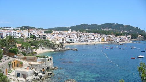 Este es uno de los pueblos que debemos conocer para descubrir por qué la Costa Brava fascina tanto a tanta gente en España y en el resto de Europa. Aquí aún se mantiene el ambiente poco modificado de pueblo de pescadores, esa calma anterior al turismo de masas, esas calles estrechas, esas barcas de madera. Alrededor hay un paisaje rocoso y pequeñas calas, fotogénicas y tentadoras en verano. Procedentes de las Antillas llegaron los cantes de habaneras que han hecho de Calella capital de la habanera. Es costumbre que los que tienen barca las escuchen desde el mar. Sobre un mirador queda Cap Roig, jardín botánico con 1.200 especies típicas de la flora mediterránea.