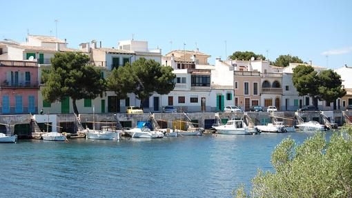 Portocolom (Porto Colom) es un antiguo puerto de pescadores situado en una coqueta bahía natural, con casas de colores y un encanto que ha sobrevivido a la época del turismo de masas. Su símbolo es el faro que lo flanquea y que funciona desde 1863. Éste es un buen lugar para degustar las clásicas calderetas de pescado o para darse un baño en la cala Marçal, a solo un kilómetro del núcleo urbano. Hoy es una pedanía perteneciente al municipio de Felanich.