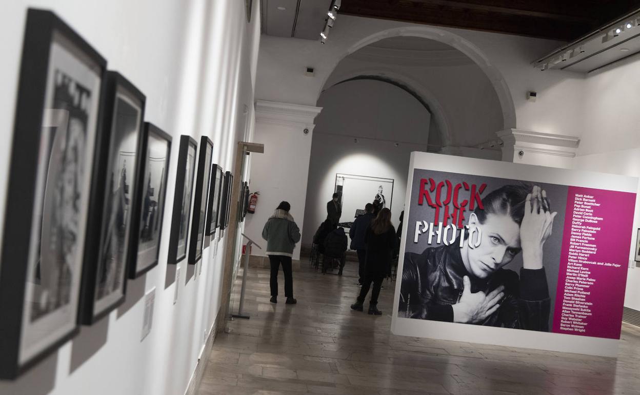 Vista general de la exposición Rock the photo, en la sala de la Pasión. 