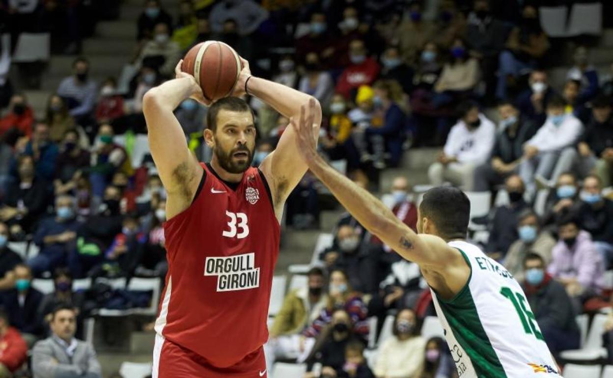 Marc Gasol busca un pase en el partido ante el Huesca 