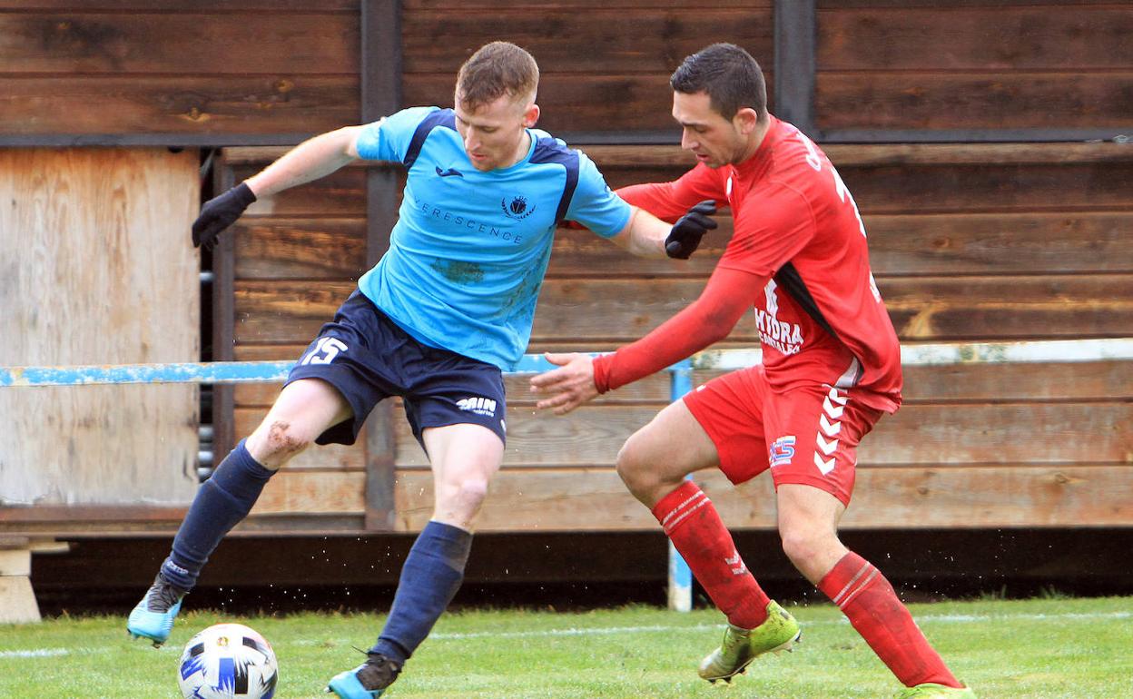 Peli intenta un regate presionado por un jugador del Turégano.