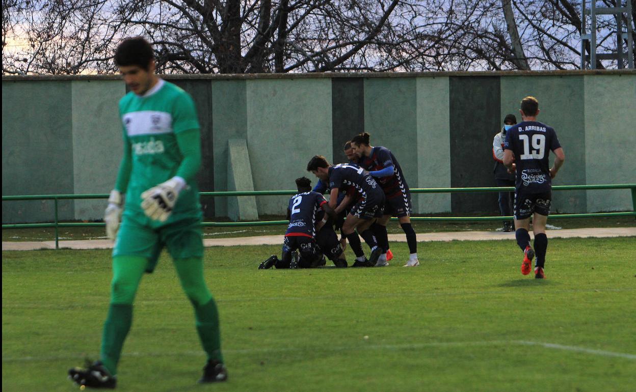 Los jugadores de la Segoviana celebran uno de los tantos conseguidos este domingo frente al Marino..