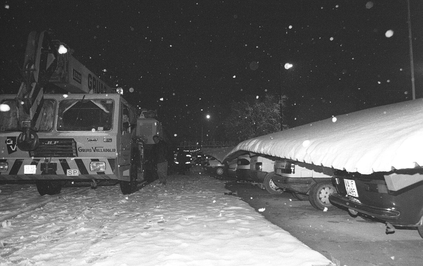 La nieve acumulada en el sobretecho de las marquesinas del aparcamiento de la Feria de Muestras se desplomó cayendo sobre 35 vehículos que se encontraban aparcados.