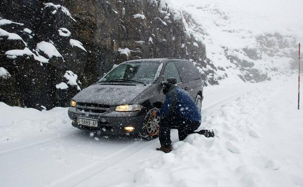 Cortadas por la nieve dos carreteras secundarias en las provincias de León y Burgos