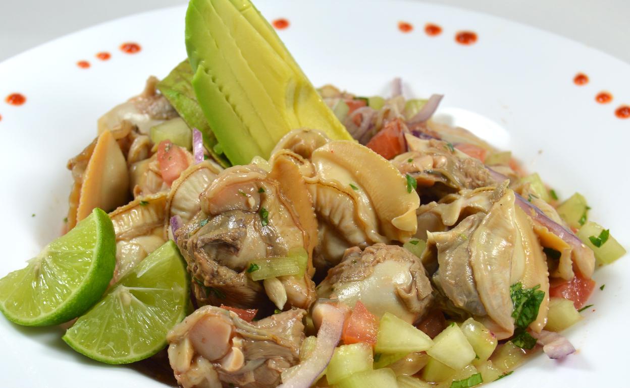 Ceviche de almejas, un plato de origen peruano 