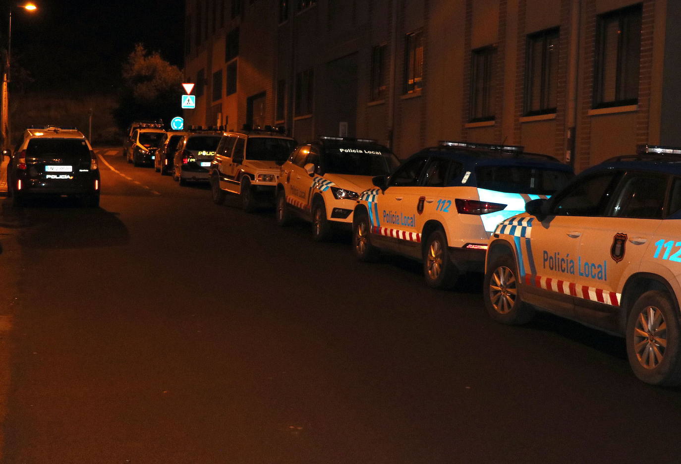 Vehículos de la Policía Local en la calle Vargas.