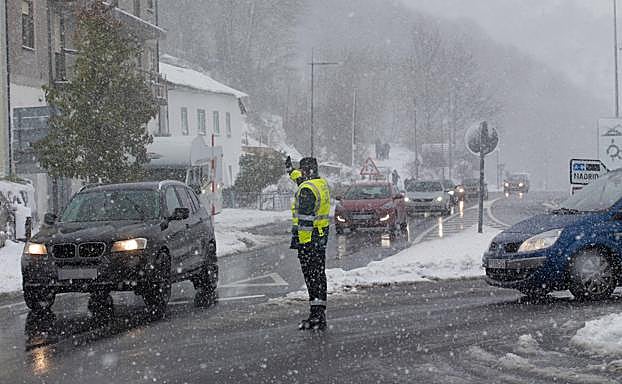 El temporal de nieve afecta a 62 carreteras y puertos de montaña