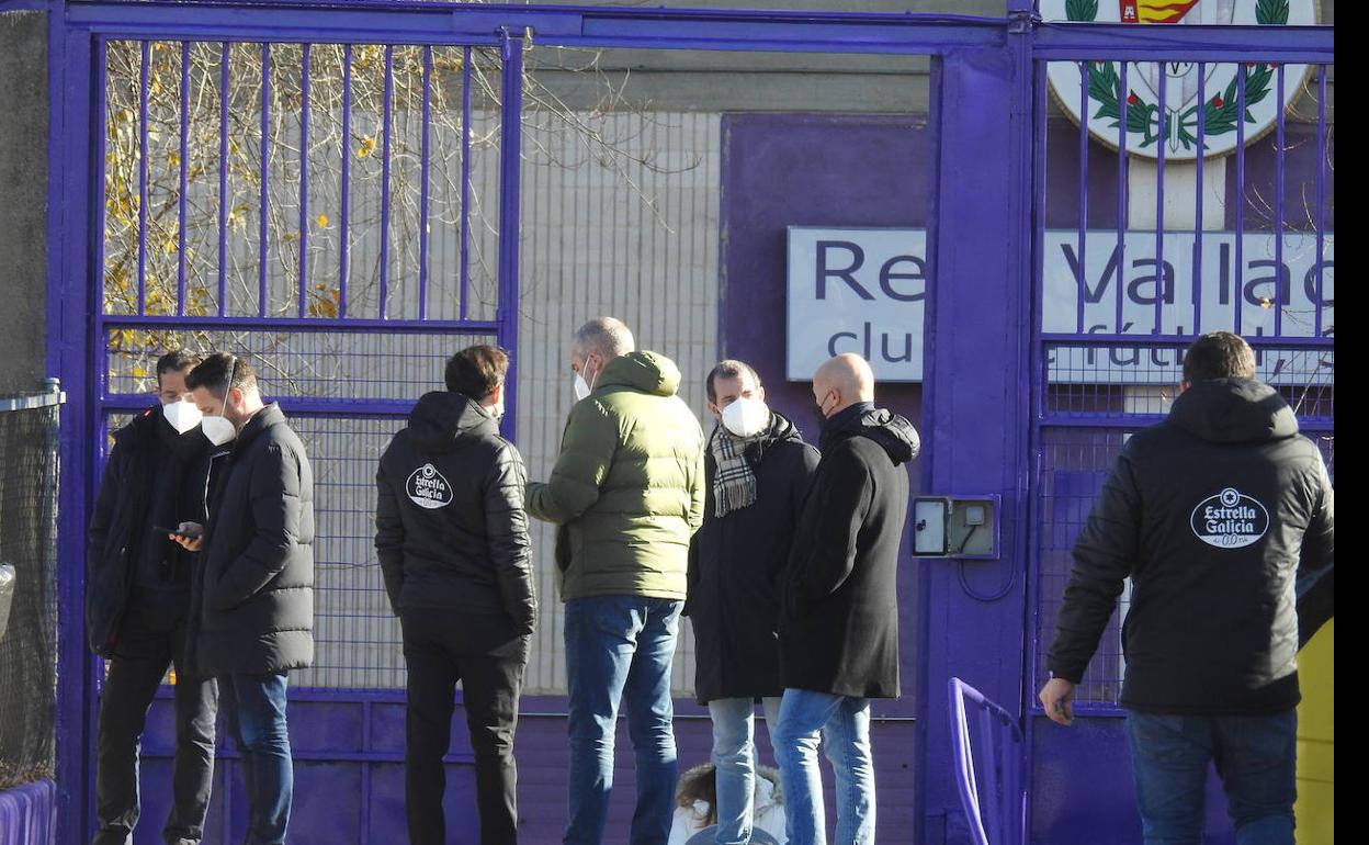 Directivos del Real Valladolid, este miércoles en los Campos Anexos tras conocerse el accidente protagonizado por Gonzalo Plata