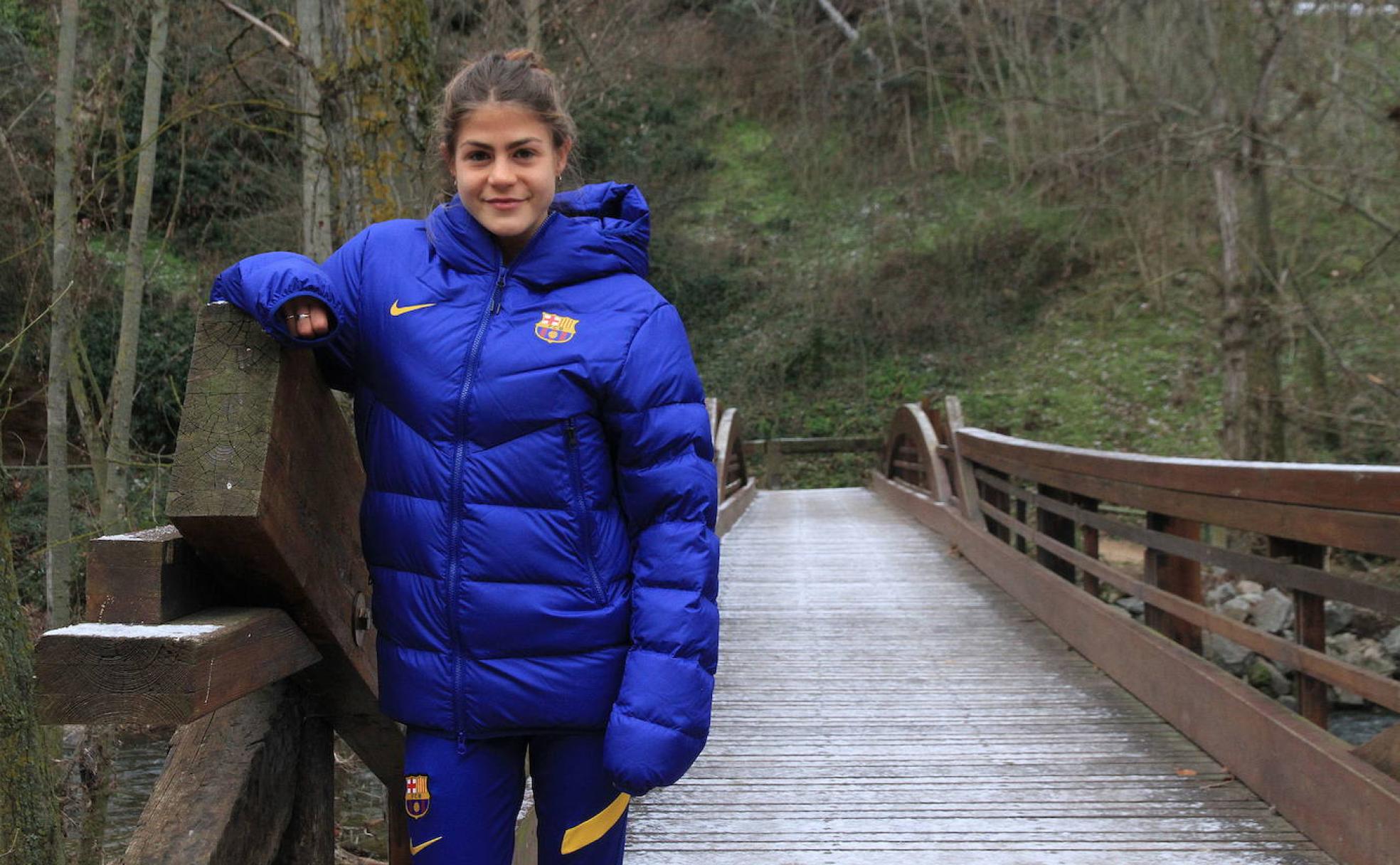 Águeda Muñoz, posando con el uniforme de su equipo.