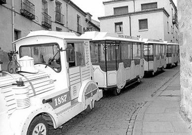 Imagen secundaria 1 - Este era el tren turístico que circuló en Segovia entre 1998 y 1999. El viaje duraba algo más de media hora y costaba 400 pesetas para los adultos y 300 para los niños. 