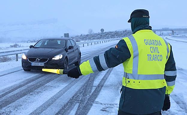 La Guardia Civil, pendiente de la circulación en zonas complicadas por las nevadas. 