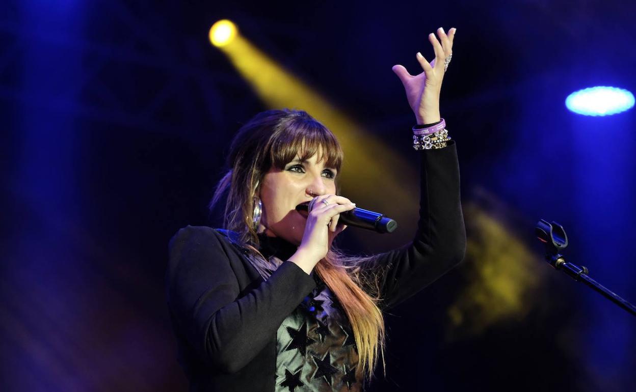 La cantante Rozalén, durante su cocnierto en las fiestas de Valladolid de 2018. 