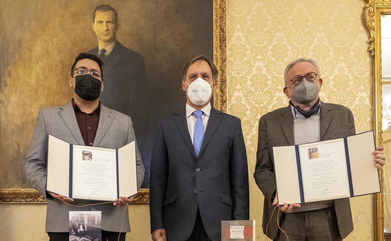 El alcalde de Salamanca, Carlos García Carbayo, entrega los Premios Ciudad de Salamanca de Novela y Poesía. En la imagen con los premiados: Xavier Carbonell (I), por su novela El fin del juego, y a José Teruel (D) por el poemario Vertical de ausencia.