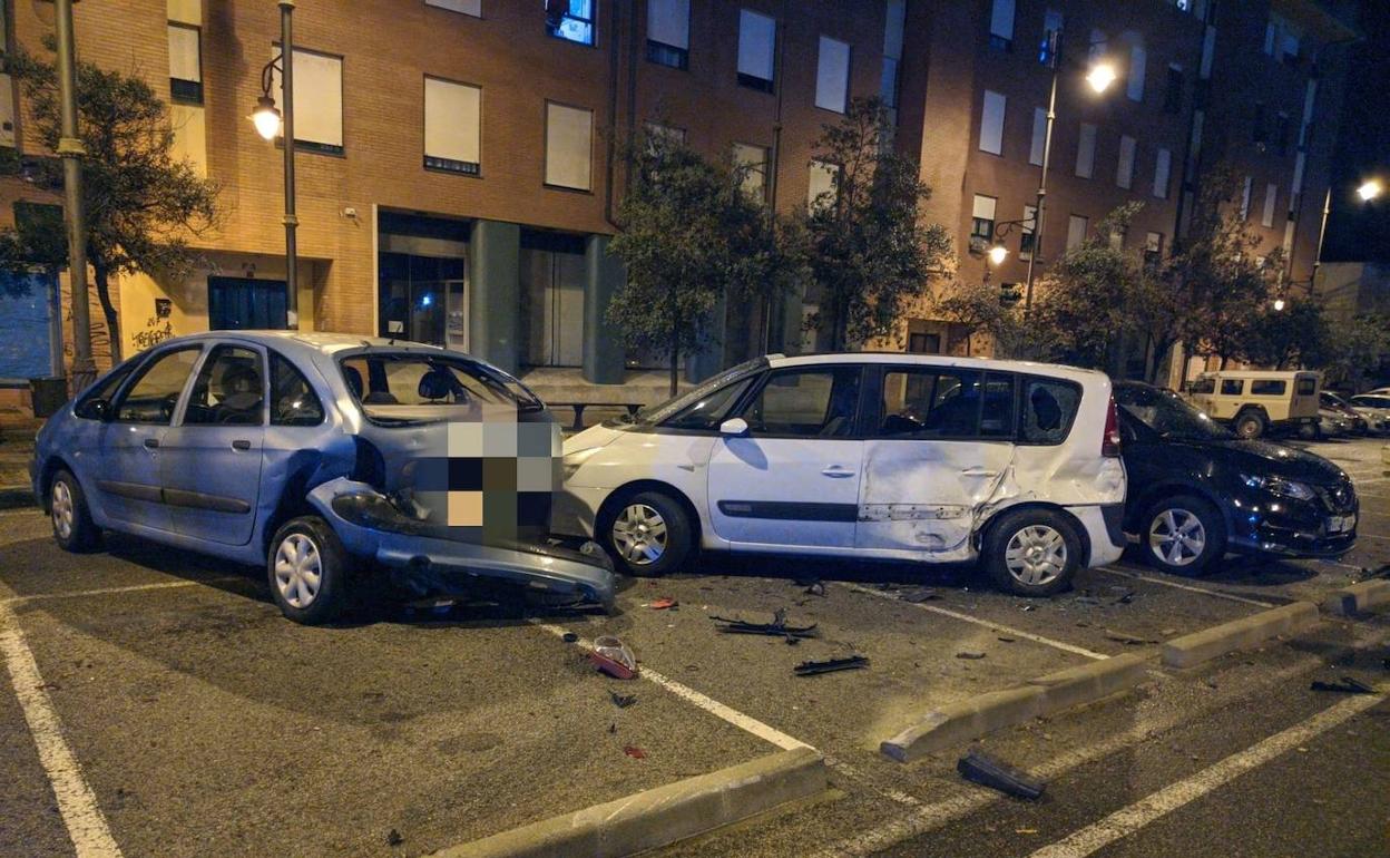 Una conductora ebria impacta contra tres vehículos aparcados frente a la delegación de la Junta en Ponferrada