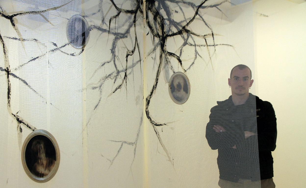 Gonzalo Borondo, junto a una de sus obras.