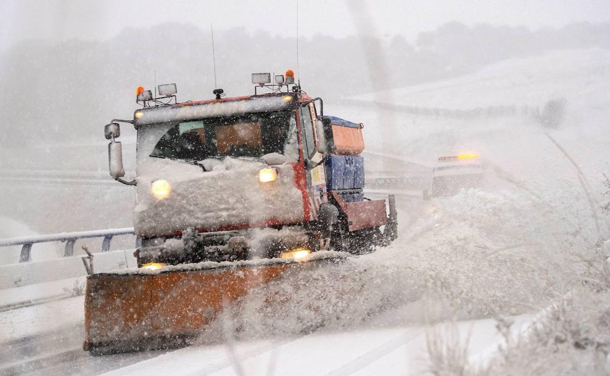 El deshielo y las crecidas de los ríos obligan a cortar una carretera en Burgos