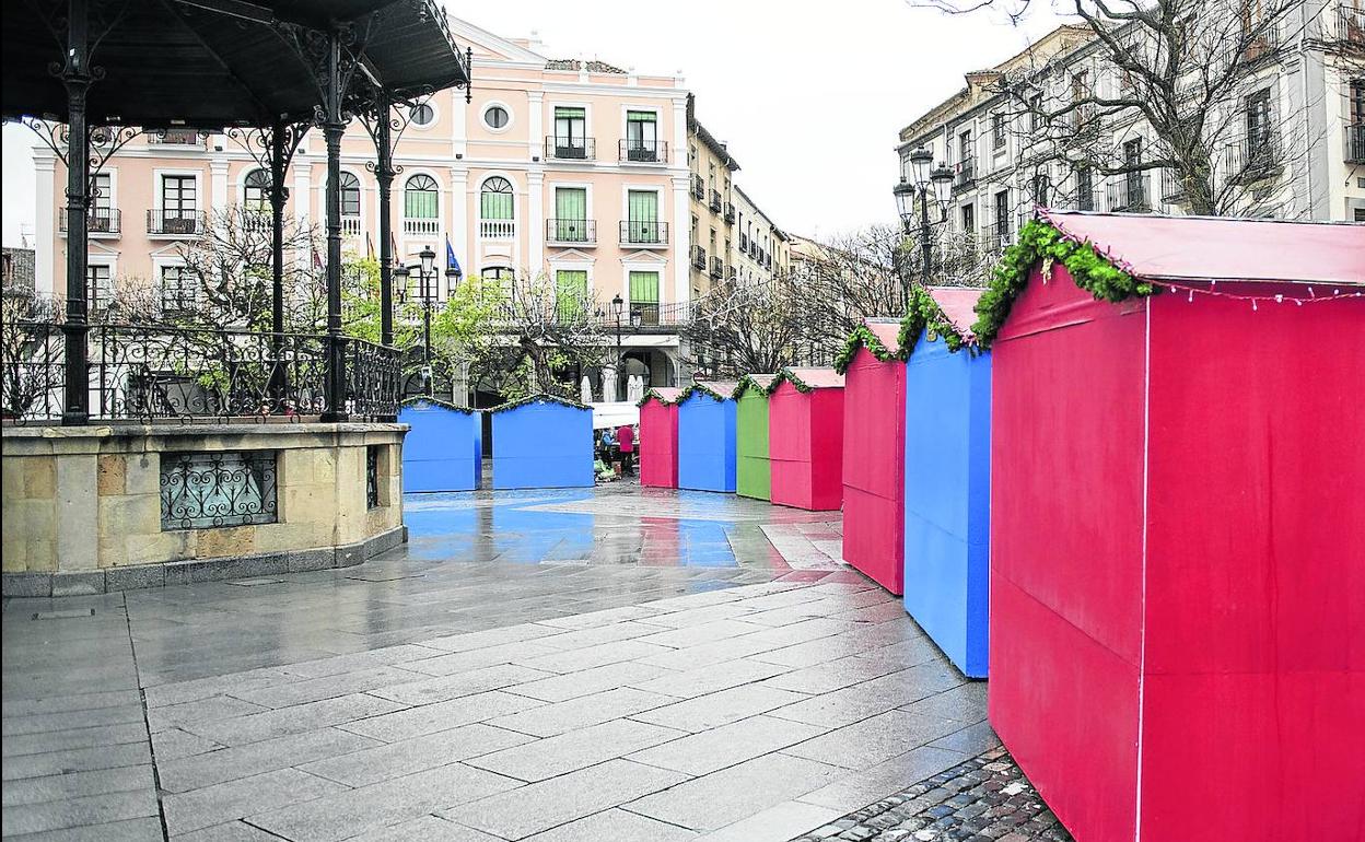 Casetas del Mercadillo Navideño que esta tarde se inaugura en la Plaza Mayor de Segovia. 
