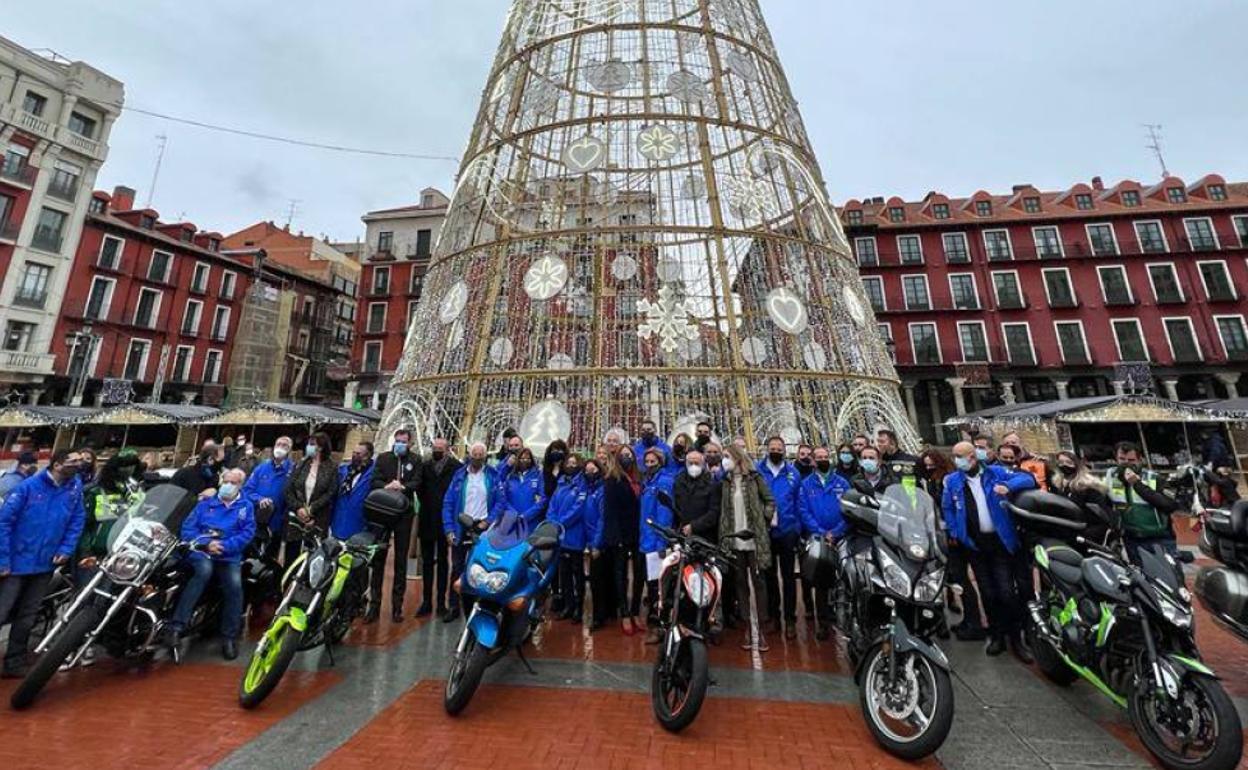 Miembros de Turismoto en la Plaza Mayor. 