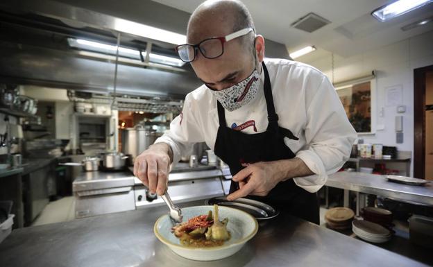 Arria, el cocinero José Ignacio Castrodeza y abajo sus tres platos.