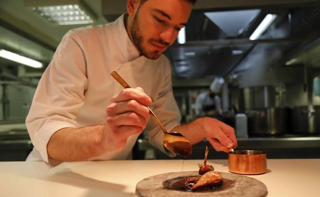 Arriba, Cristóbal Muñoz, chef del restaurante Ambivium y abajo sus tres platos. 