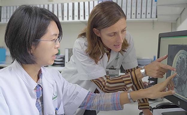 Dos investigadoras analizan una prueba de una de las participantes. 