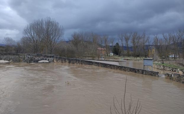 Carreteras cortadas y sin clases en el instituto de Villarcayo por la crecida de los ríos en Burgos