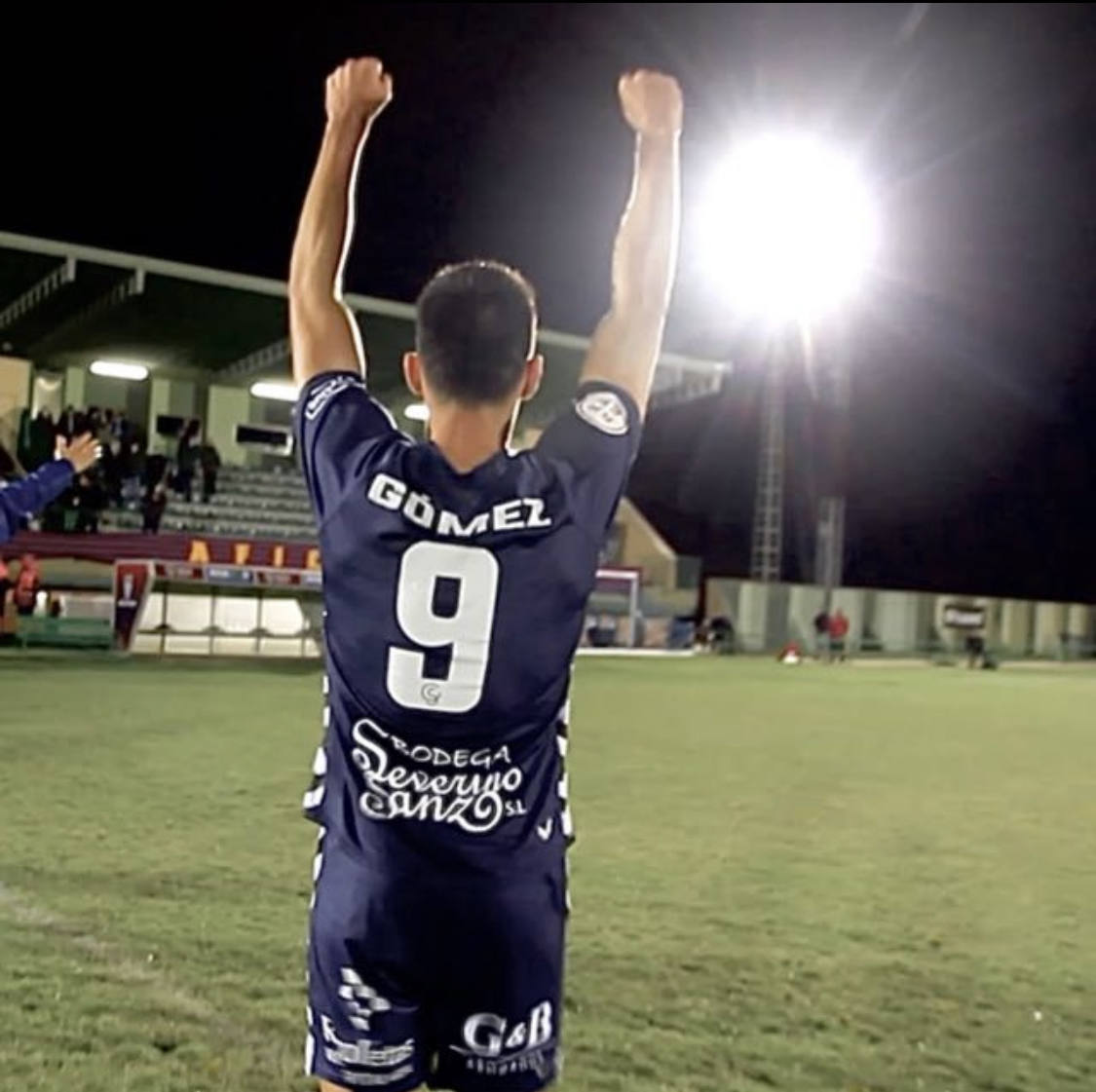 Celebración con la grada tras su reaparición.