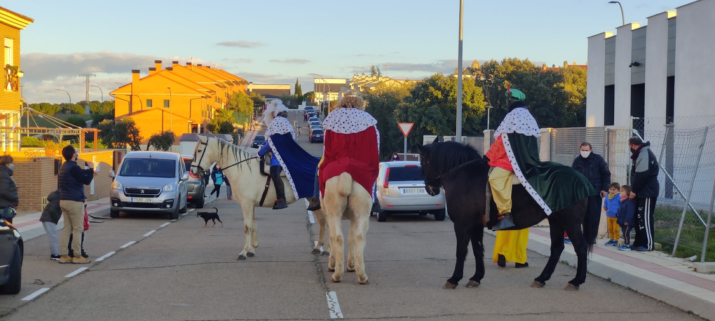 Los tres Reyes Magos observados por los niños acompañados de sus familiares. 