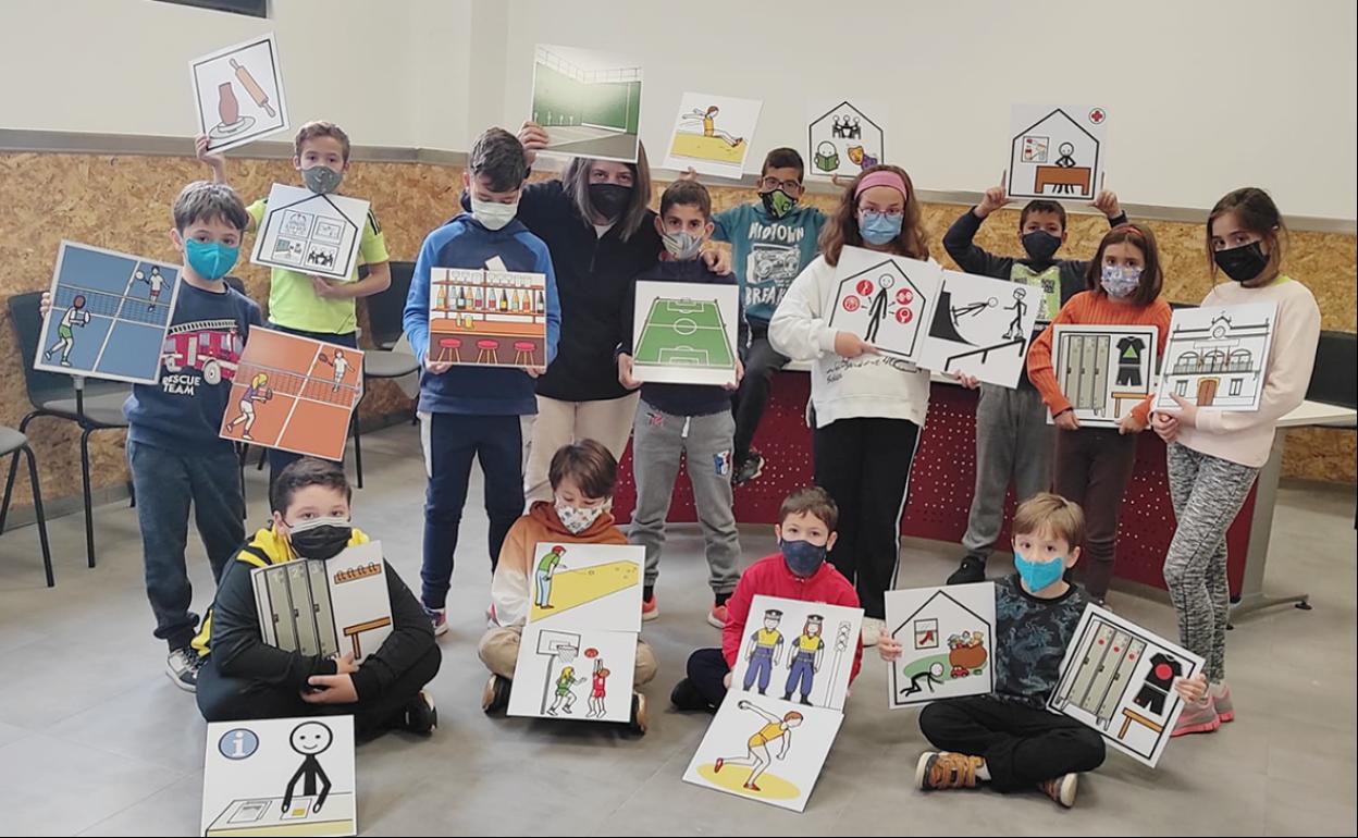 Los niños y niñas de Carbajosa sostienen los pictogramas. 