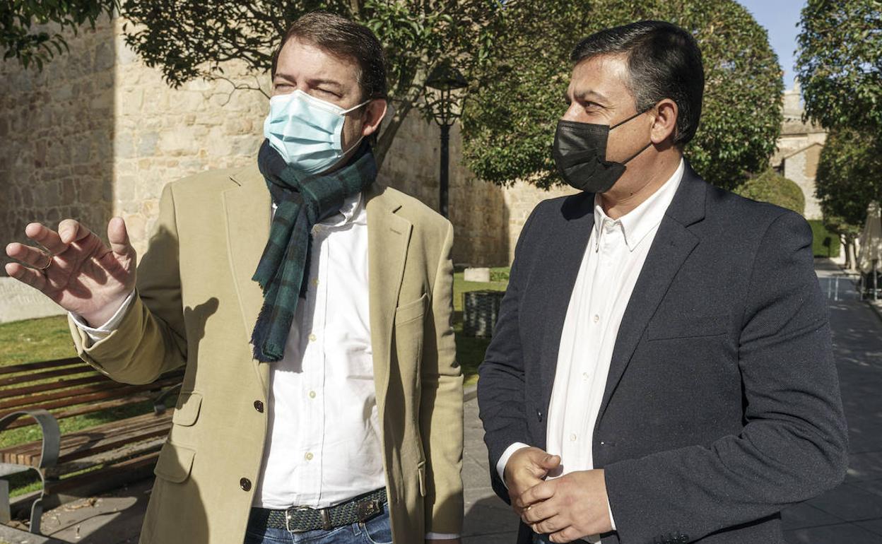 El presidente de la Junta de Castilla y León, Alfonso Fernández Mañueco, junto al presidente popular en Ávila, Carlos García. 