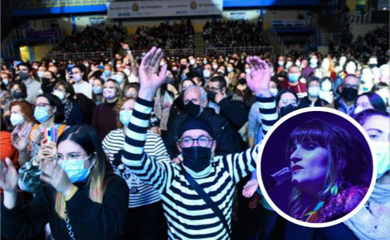 Los asistentes al concierto en el polideportivo Pisuerga de Valladolid. En detalle, la cantante.