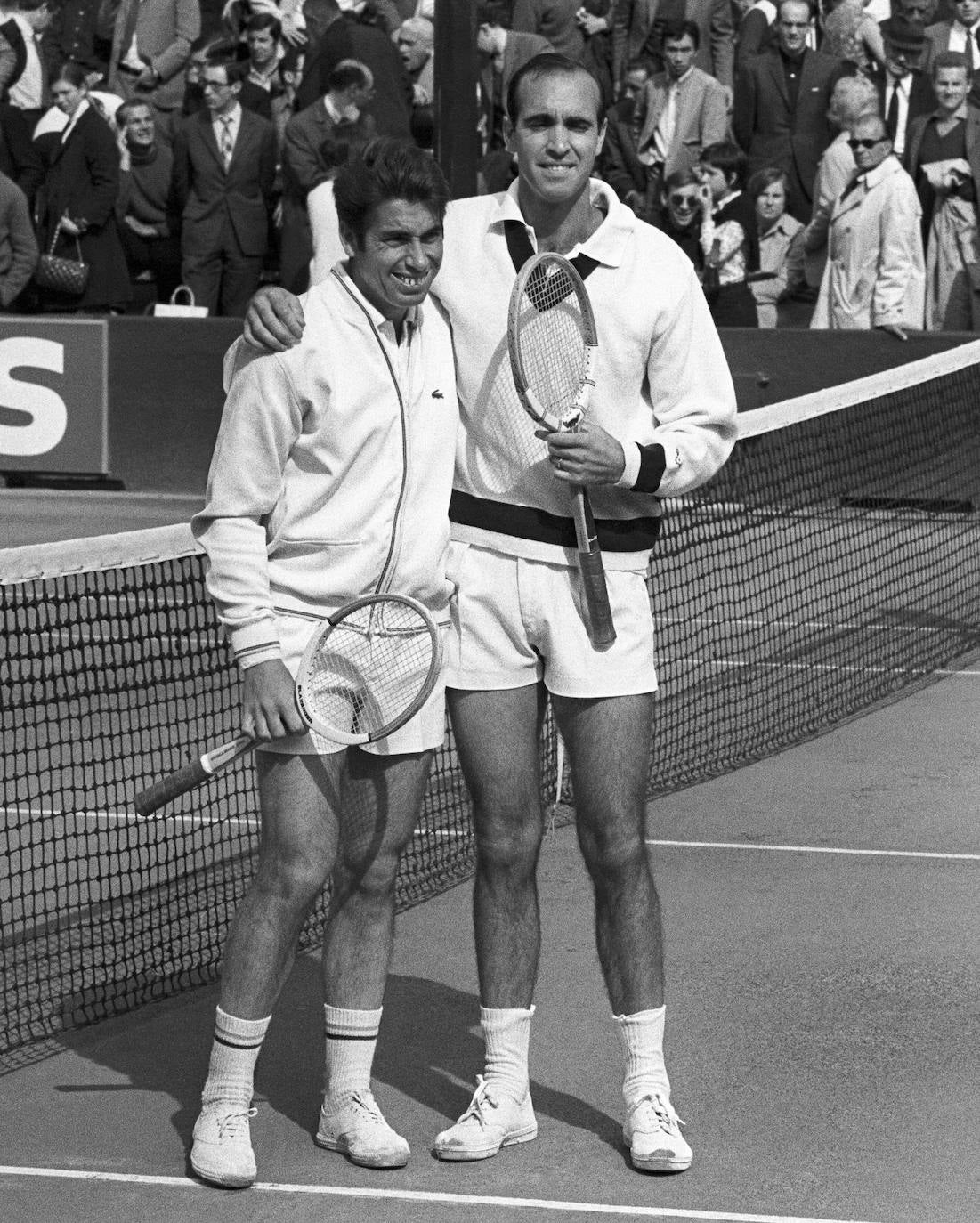 Junto al también tenista Andrés Gimeno en la pista del Club de la Salud de Barcelona. 