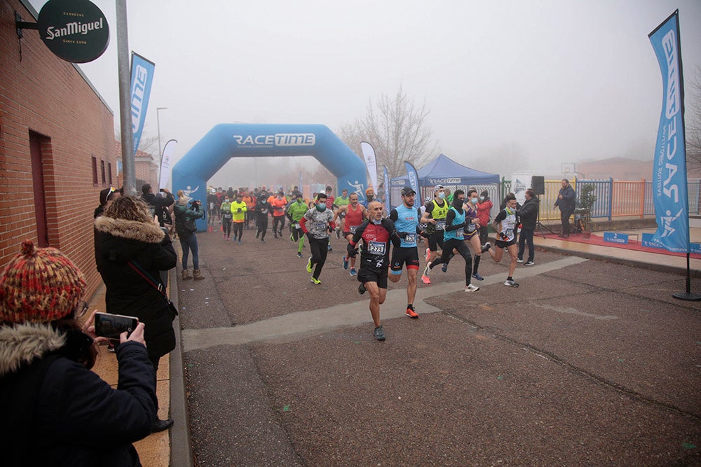 Carbajosa de la Sagrada corre bajo la niebla con sus "Kilómetros Solidarios"