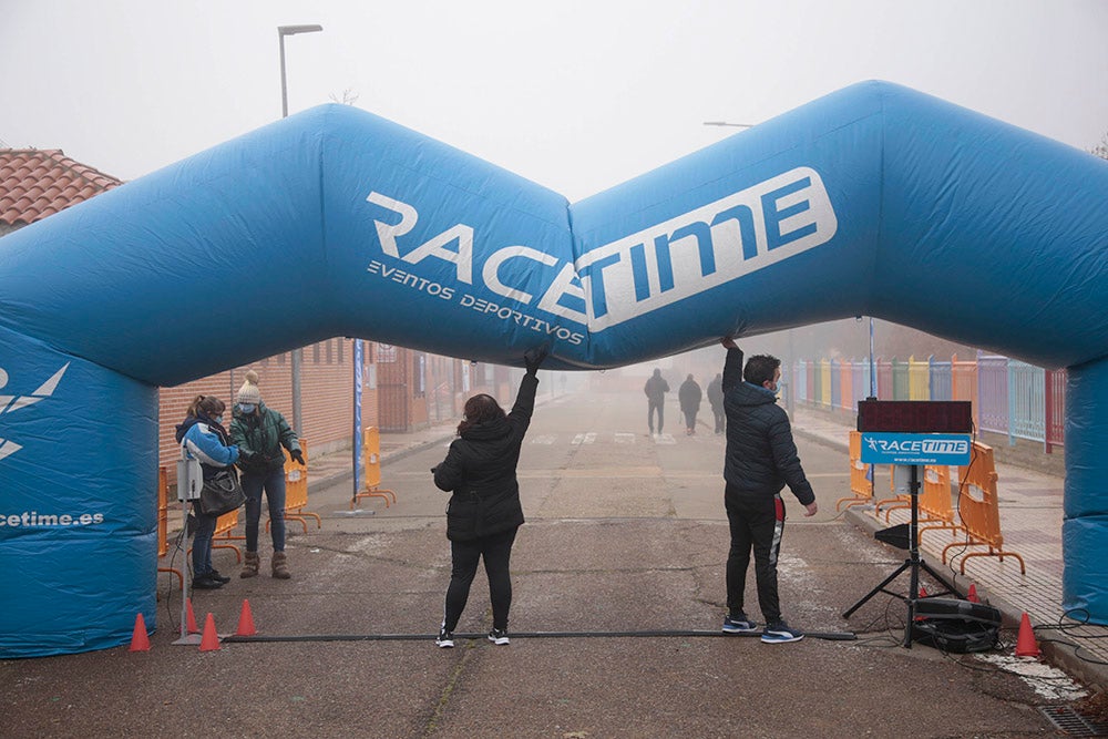 Carbajosa de la Sagrada corre bajo la niebla con sus "Kilómetros Solidarios"