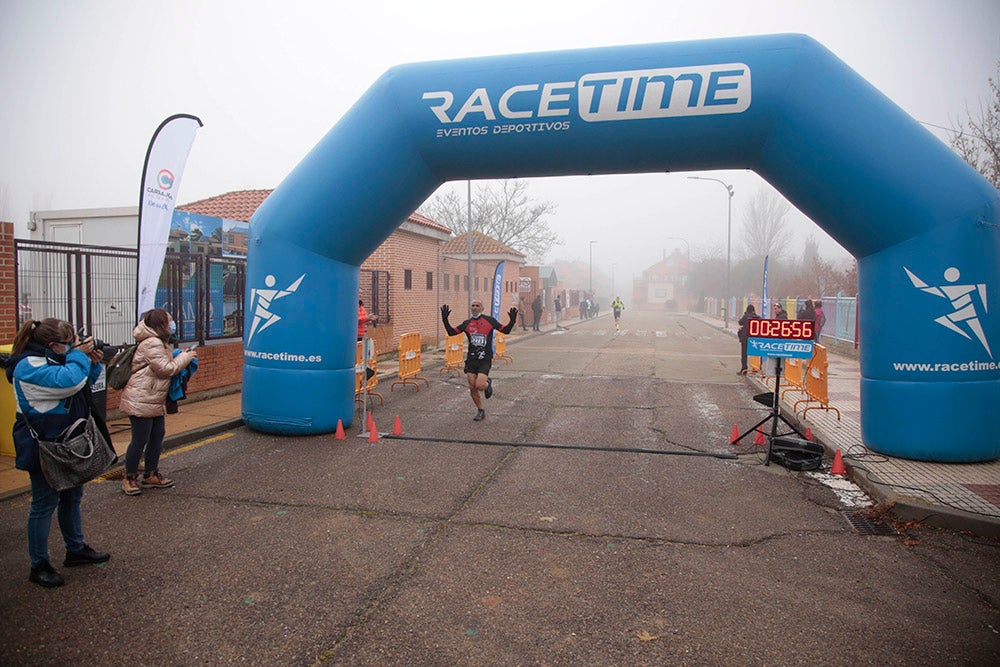 Carbajosa de la Sagrada corre bajo la niebla con sus "Kilómetros Solidarios"