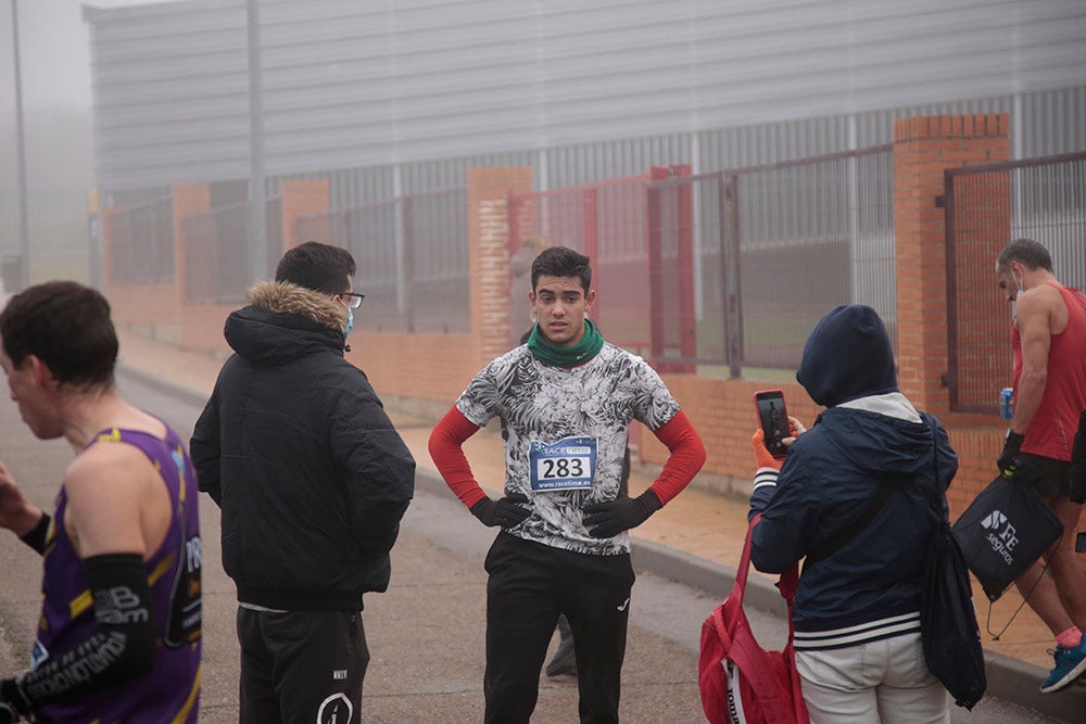 Carbajosa de la Sagrada corre bajo la niebla con sus "Kilómetros Solidarios"