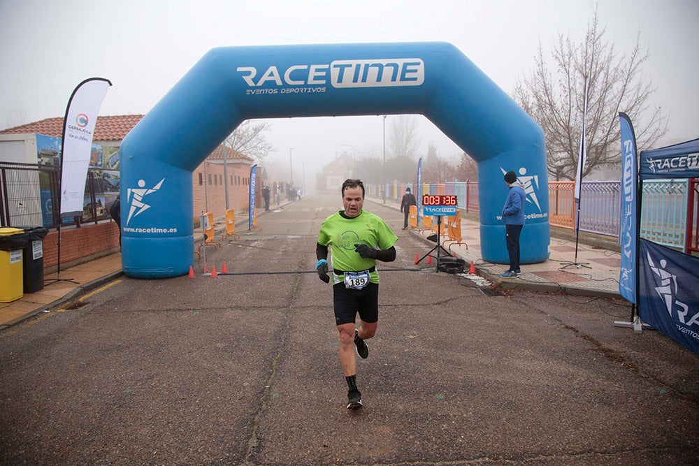 Carbajosa de la Sagrada corre bajo la niebla con sus "Kilómetros Solidarios"