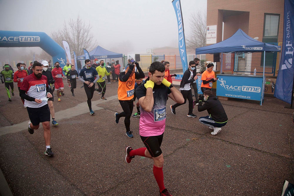 Carbajosa de la Sagrada corre bajo la niebla con sus "Kilómetros Solidarios"
