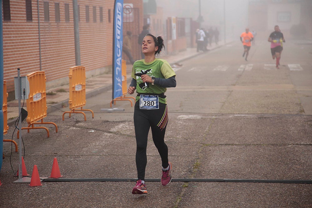 Carbajosa de la Sagrada corre bajo la niebla con sus "Kilómetros Solidarios"