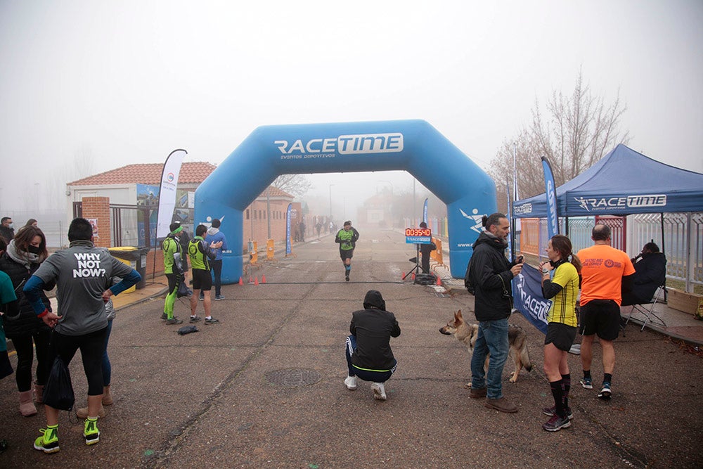 Carbajosa de la Sagrada corre bajo la niebla con sus "Kilómetros Solidarios"