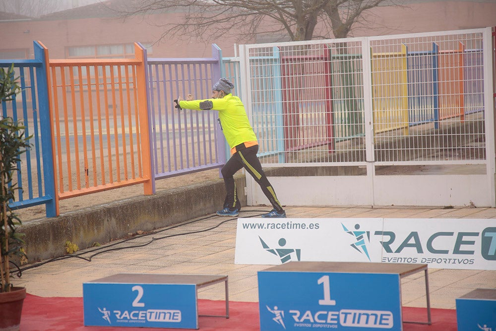 Carbajosa de la Sagrada corre bajo la niebla con sus "Kilómetros Solidarios"